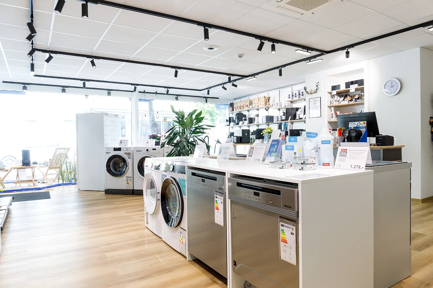 Einblick in das Elektrofachgeschaeft mit Waschmaschinen, Spuelmaschinen und Kuehlschraenken