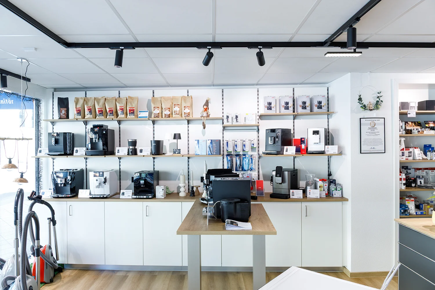 Einblick in das Elektrofachgeschaeft mit Kaffeemaschinen