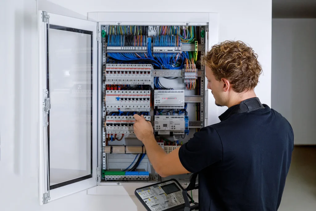 Elektromessung an einem Sicherungskasten
