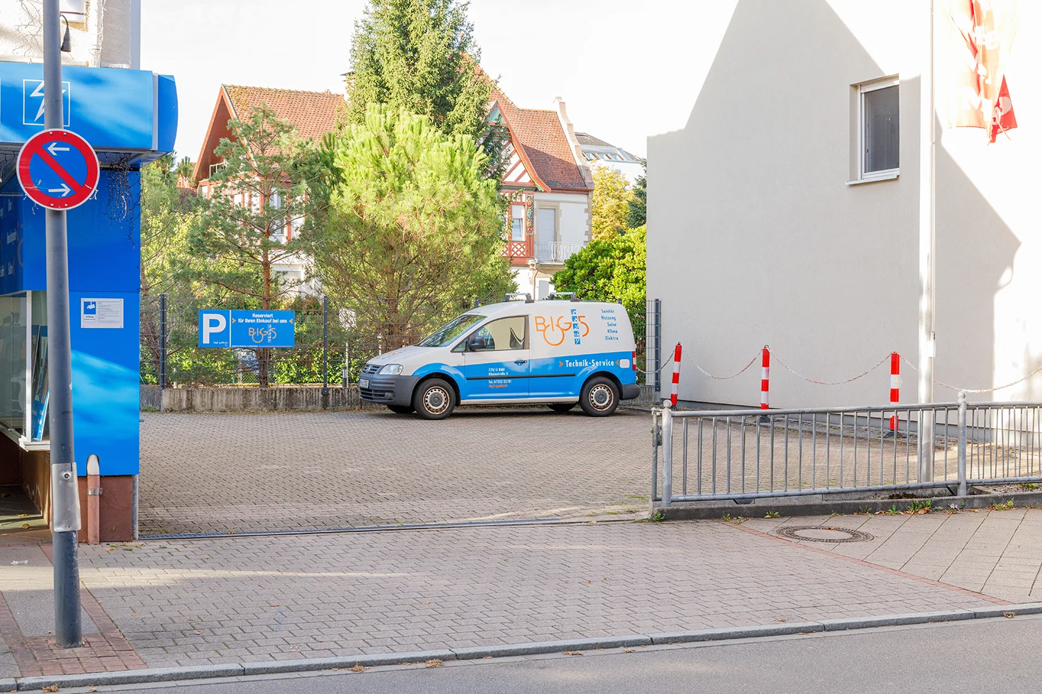Parkplatz fuer Kunden des Elektrofachgeschaeftes